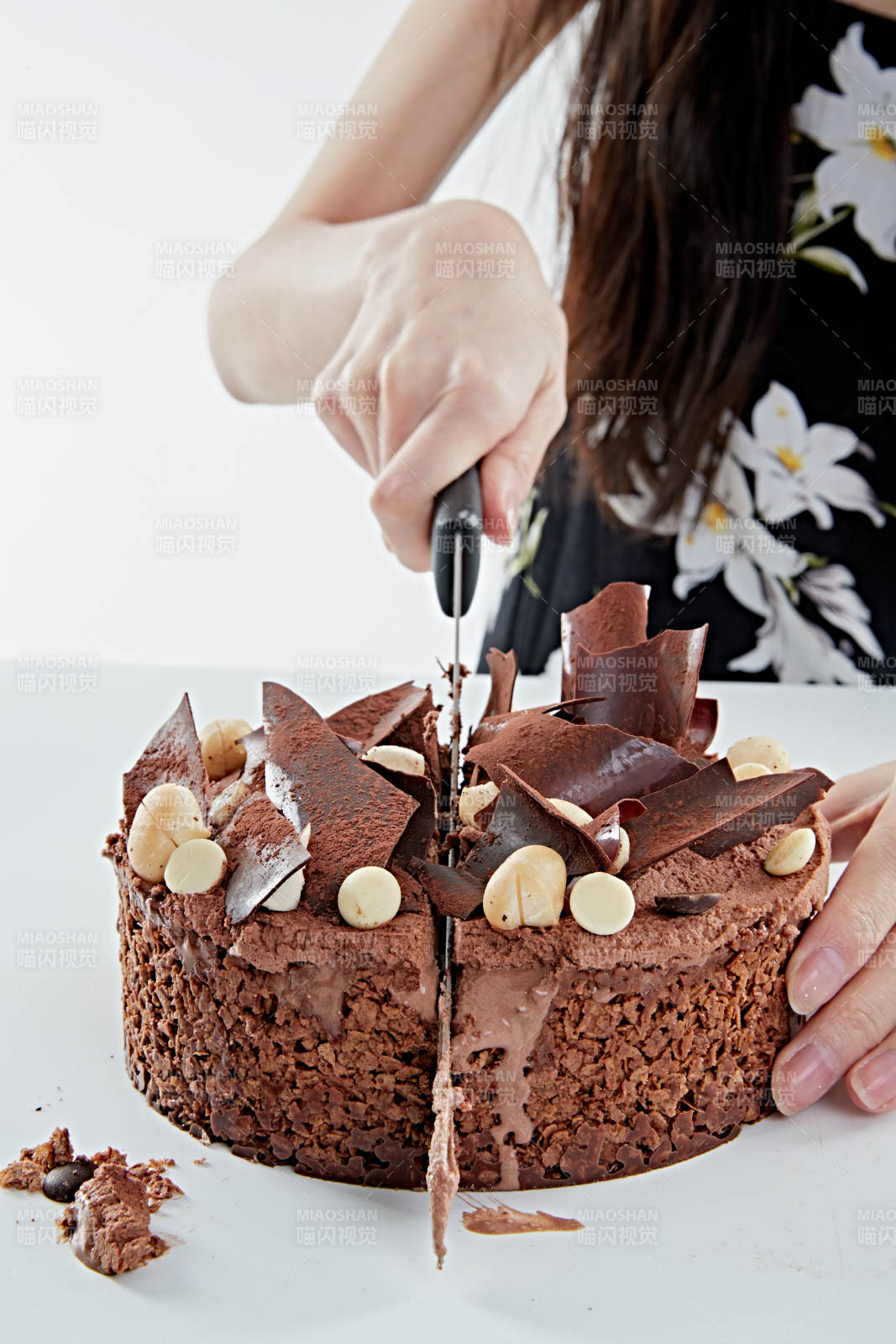 喝红酒品尝蛋糕的年轻女性图片