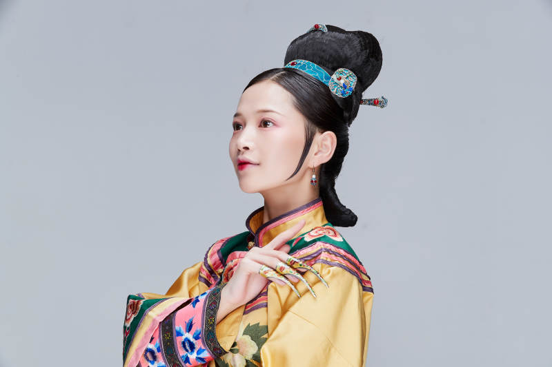 白色背景下的清代女性古装造型清朝古装图片