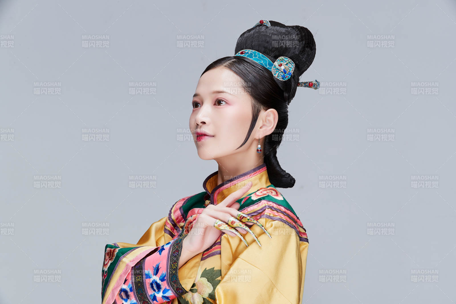 白色背景下的清代女性古装造型清朝古装图片