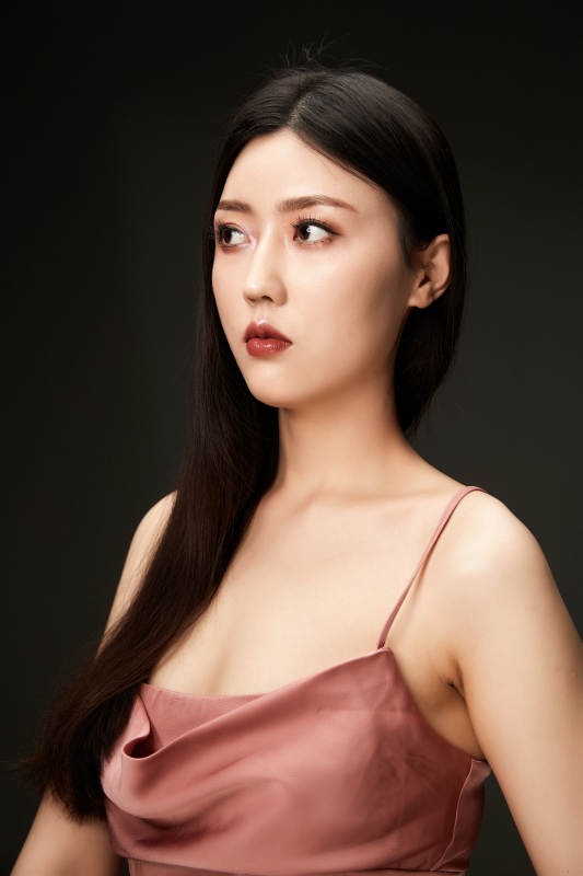 进行美妆化妆的化妆师与模特图片