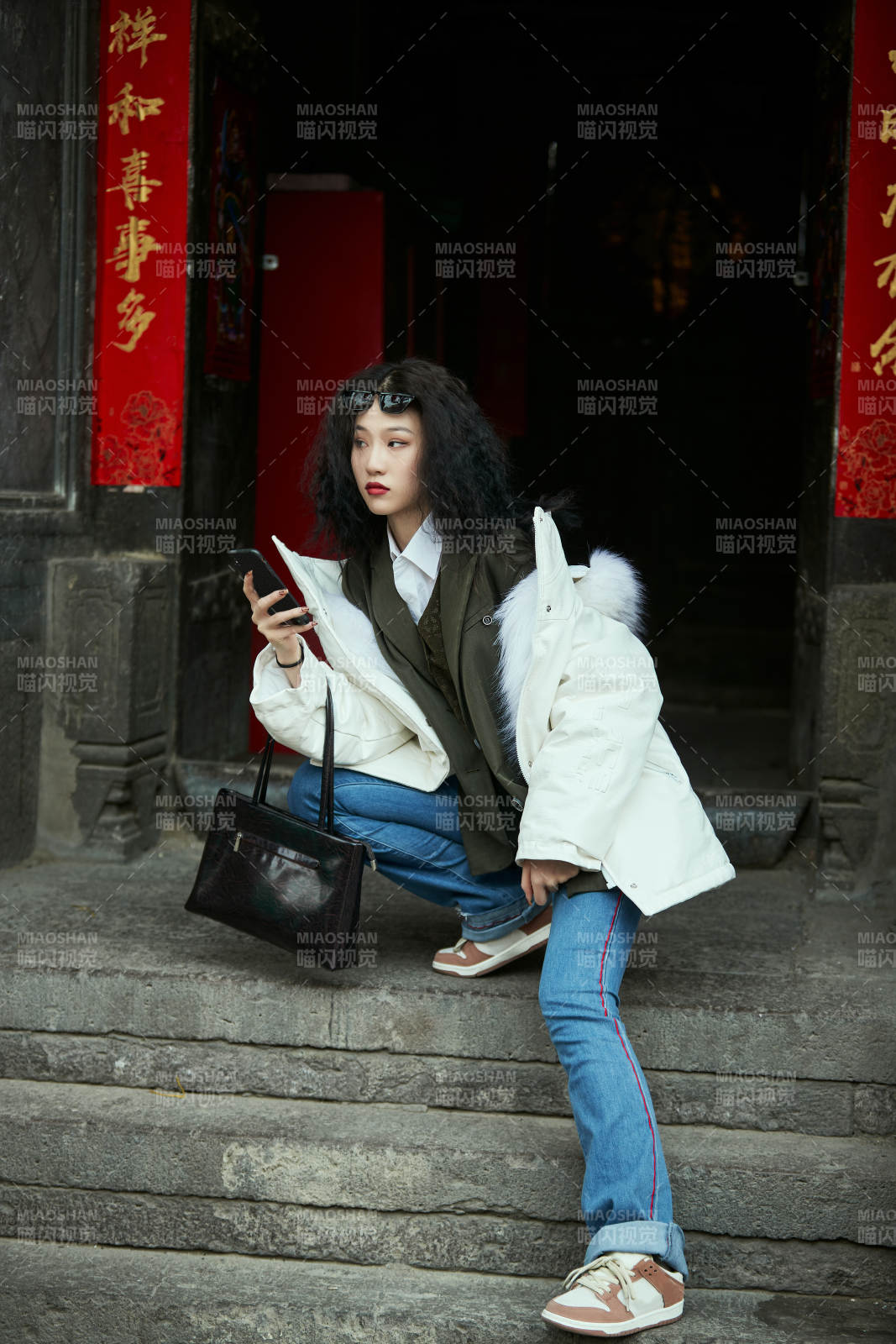 老旧城区里穿着复古港风的美丽清纯少女图片