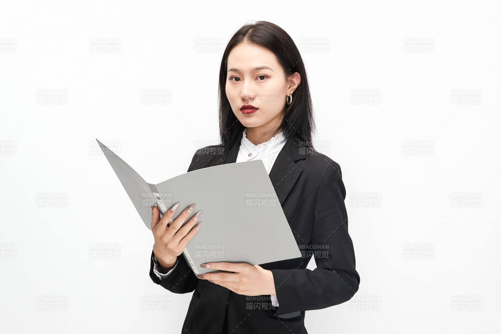 身穿西服拿着文件夹的美丽商务女士图片