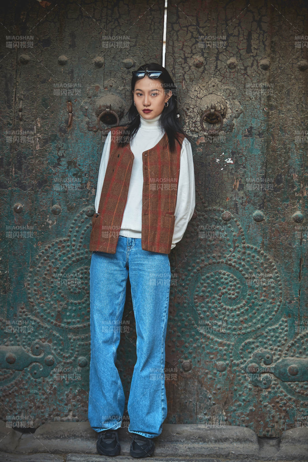 老旧城区里穿着复古港风的美丽清纯少女图片