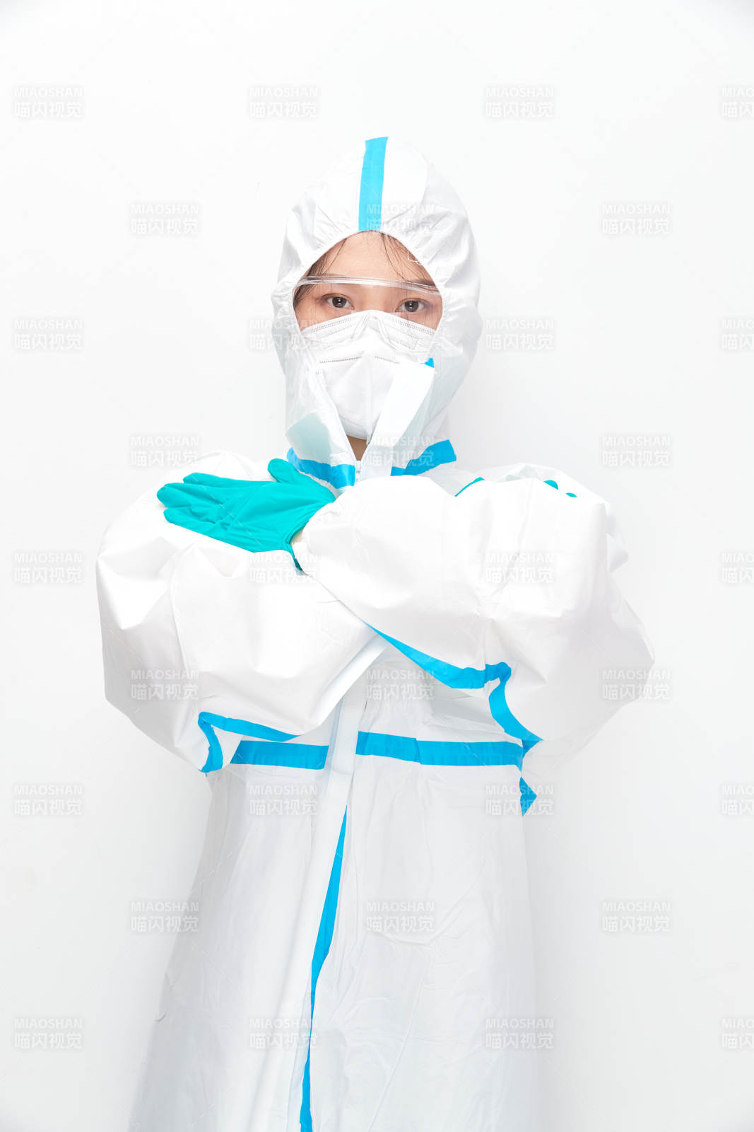 穿白色防护服佩戴护目镜口罩的女性医疗人员图片