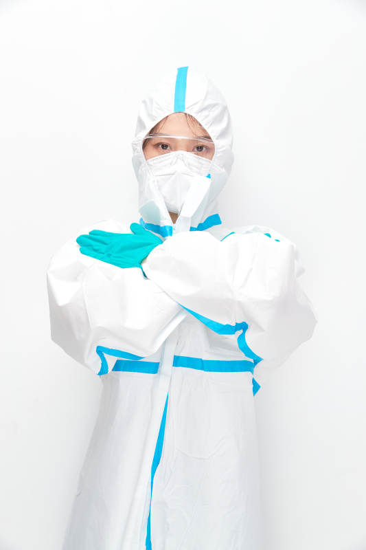 穿白色防护服佩戴护目镜口罩的女性医疗人员图片