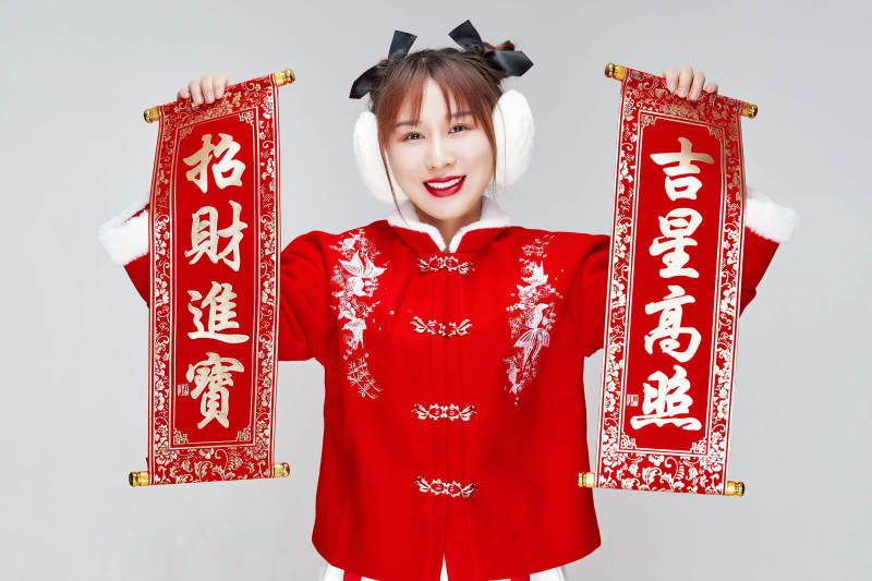 手持春联身穿喜庆汉服的可爱少女图片