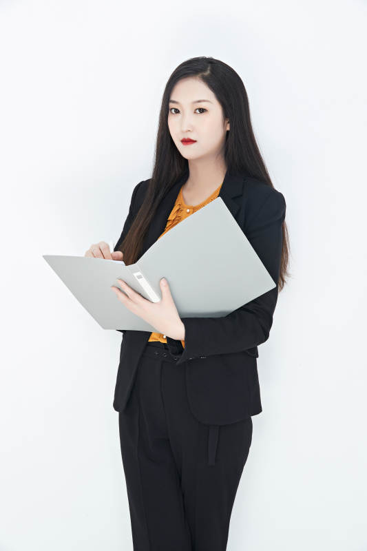 白色背景下的美丽商务女性肖像图片