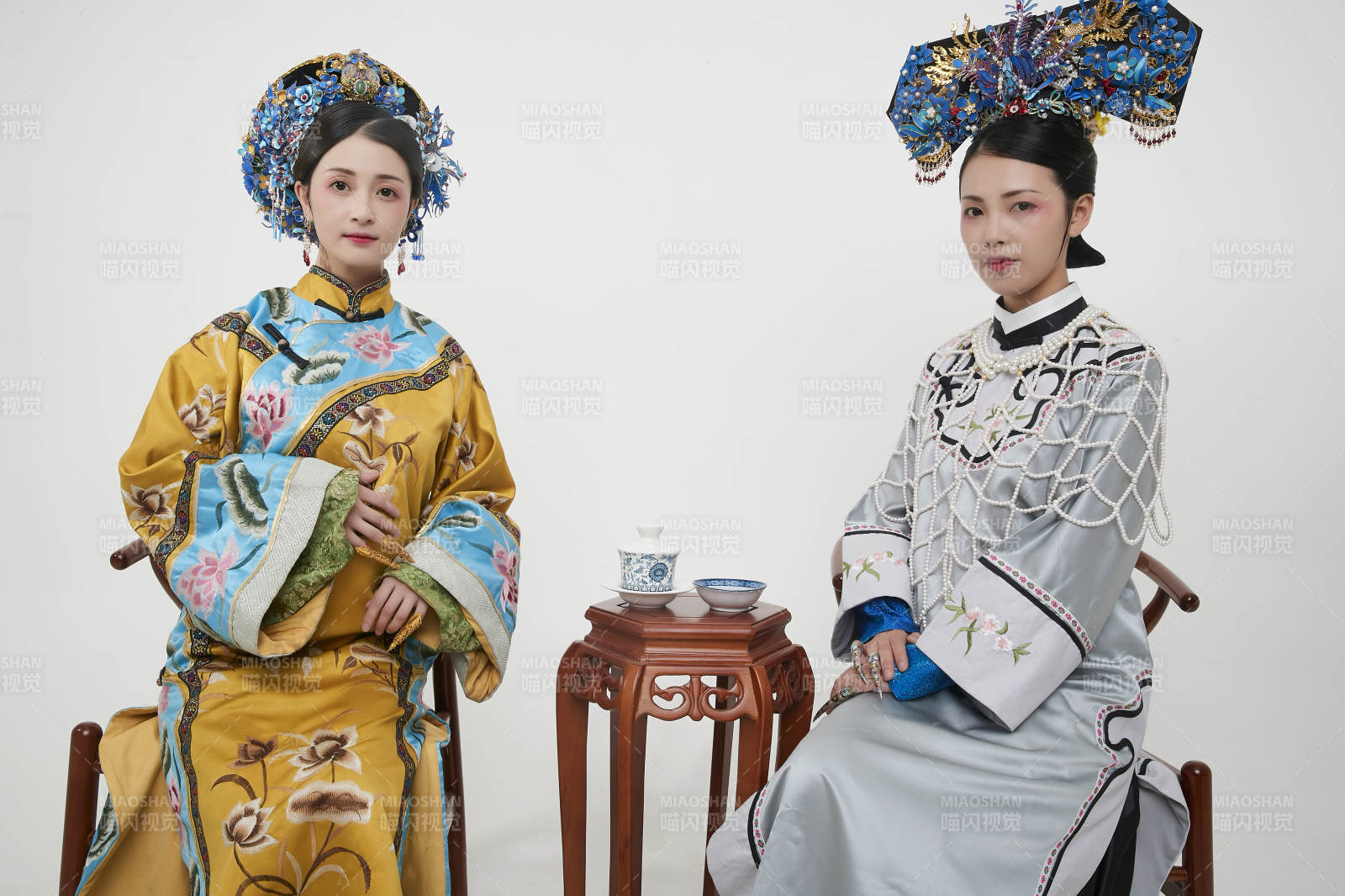 白色背景下的清代女性古装造型清朝古装图片