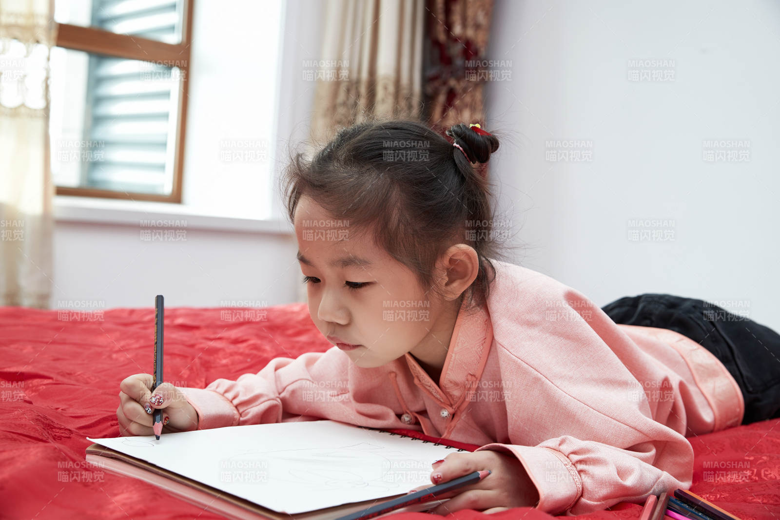在家玩耍的亚洲小女孩图片