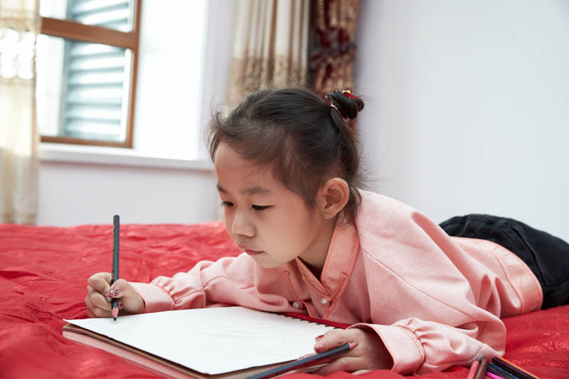 在家玩耍的亚洲小女孩图片