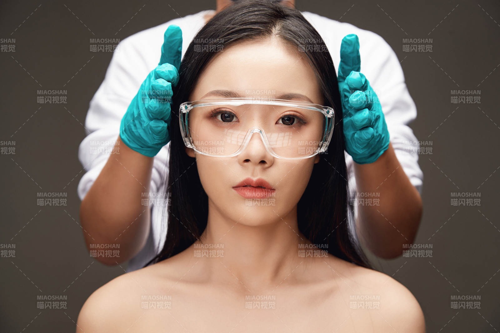 黑色背景里的亚洲美女面部特写医美整容图片