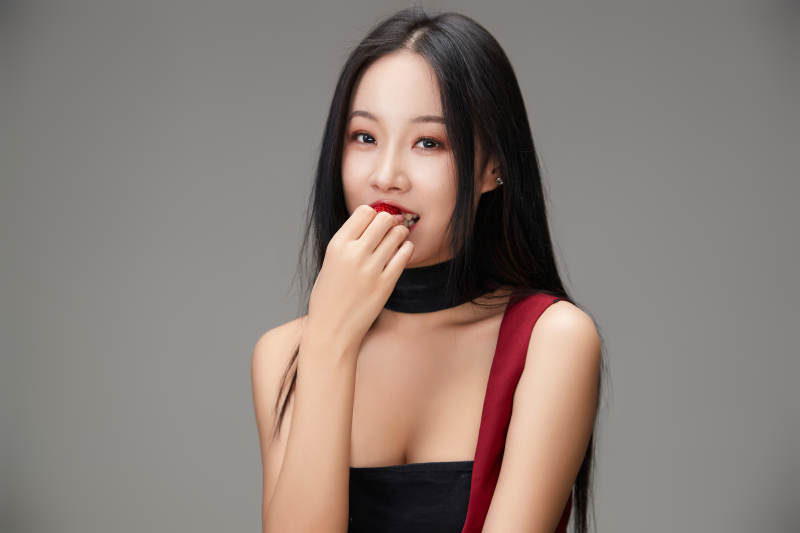 吃水果的亚洲东方长发少女图片