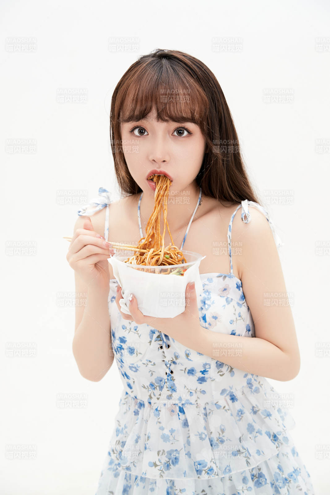 大吃特吃的亚洲可爱少女人像图片