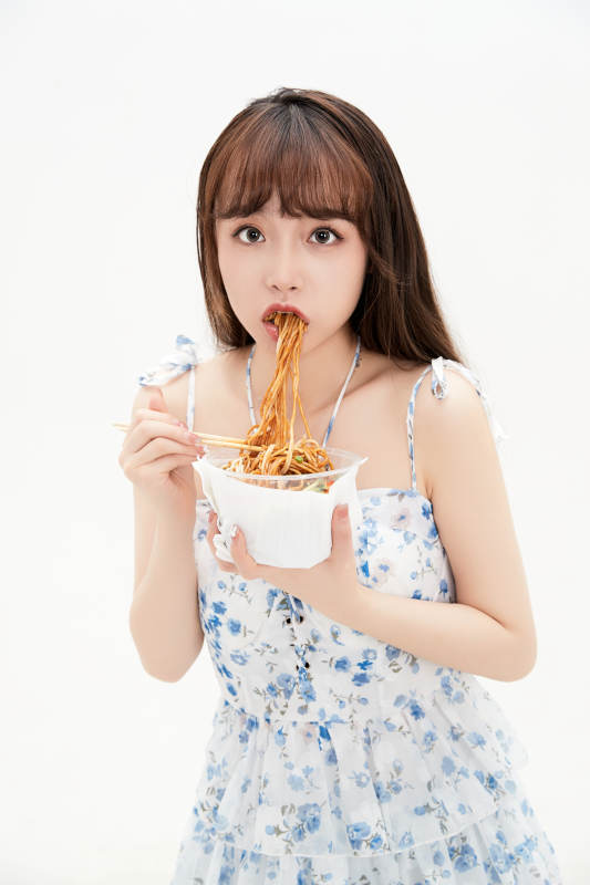 大吃特吃的亚洲可爱少女人像图片