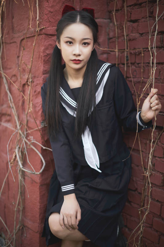 日系户外公园穿jk校服的少女图片