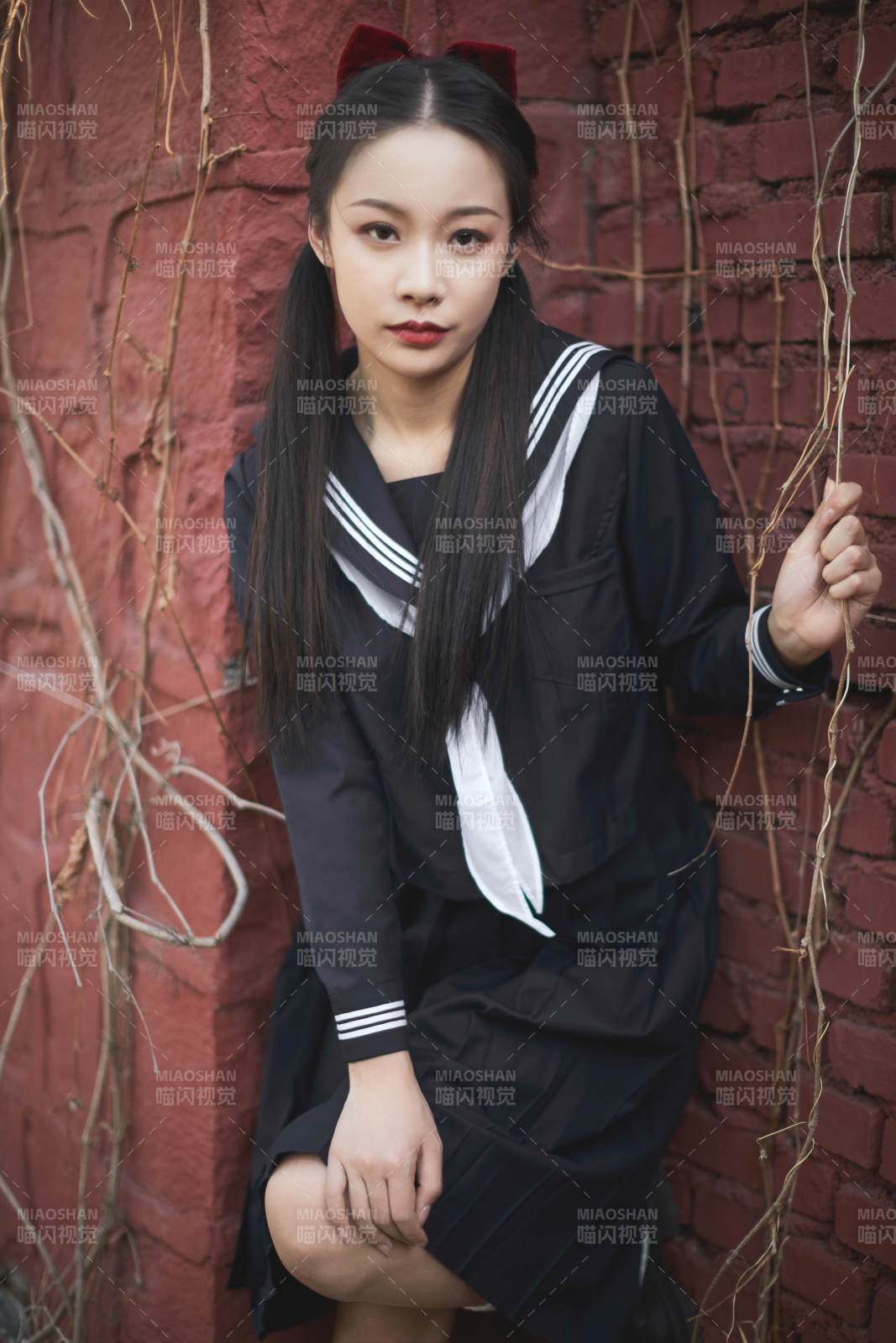 日系户外公园穿jk校服的少女图片