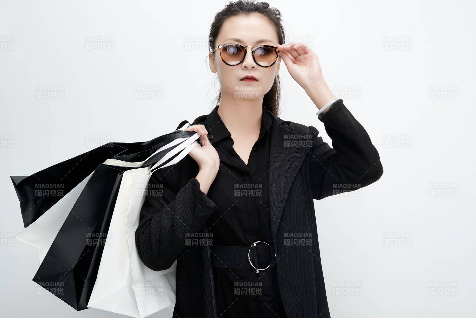 白色背景下手提购物袋时尚美丽的亚洲少女图片