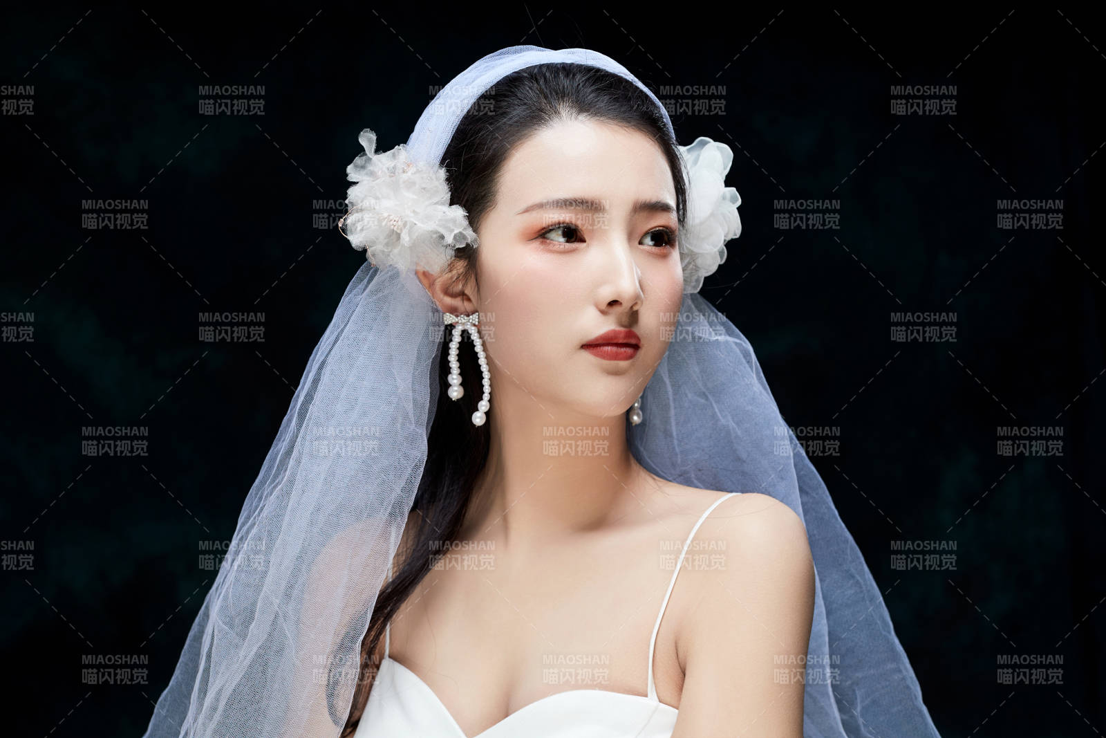 黑色背景下的女性复古婚纱妆面图片