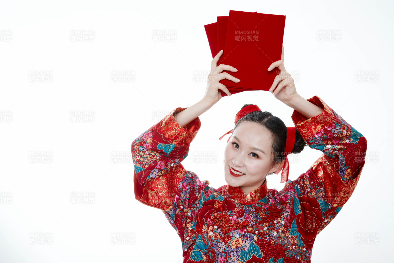 身穿中国传统服饰的青年女性图片