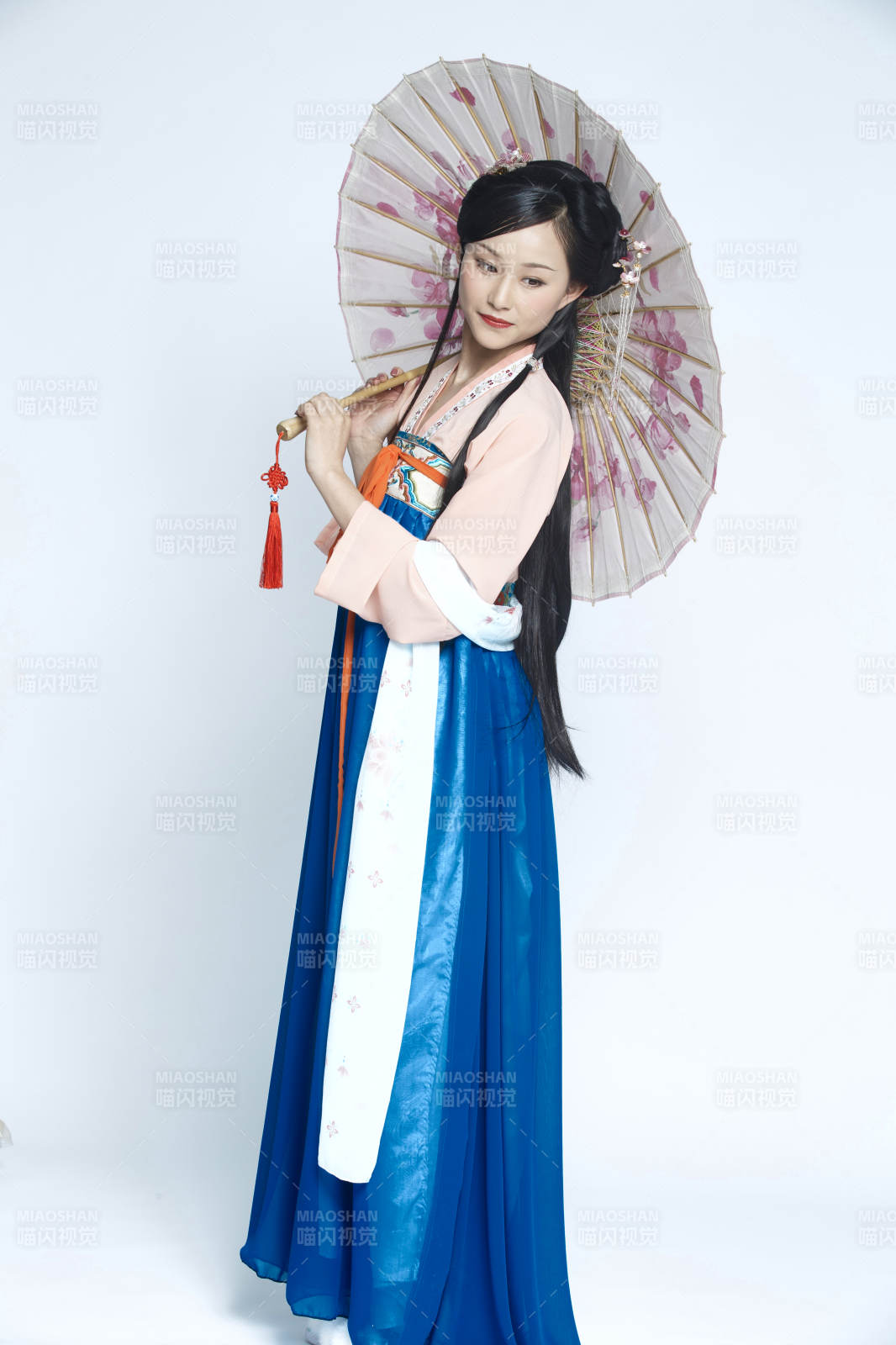 身穿古装的汉服女性人像汉服影棚拍摄图片