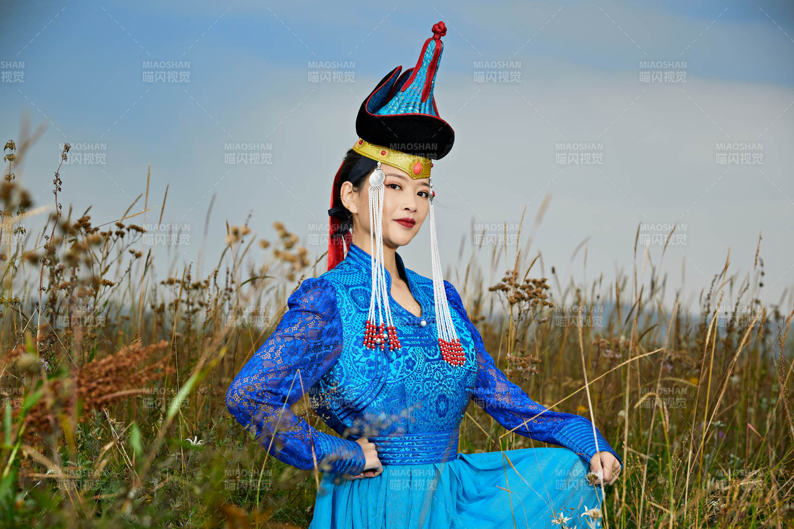 草原上身穿豪华蒙古族服饰的蒙族少女图片