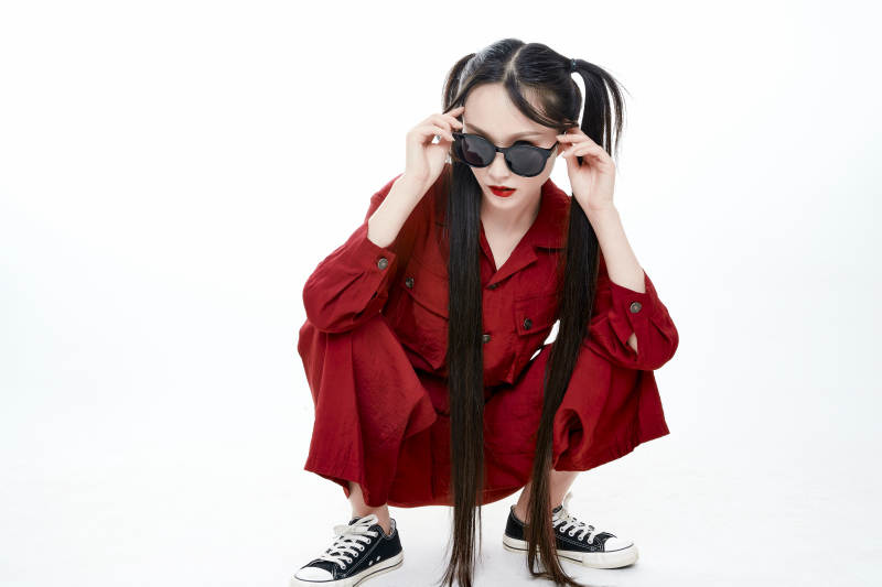 白色背景的亚洲戴墨镜年轻少女的肖像人像图片