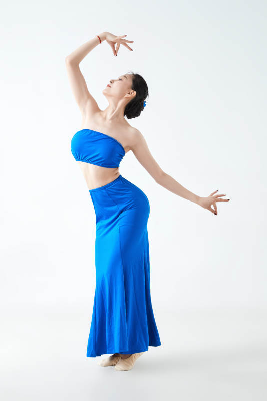 穿着傣族服饰跳孔雀舞的少女图片