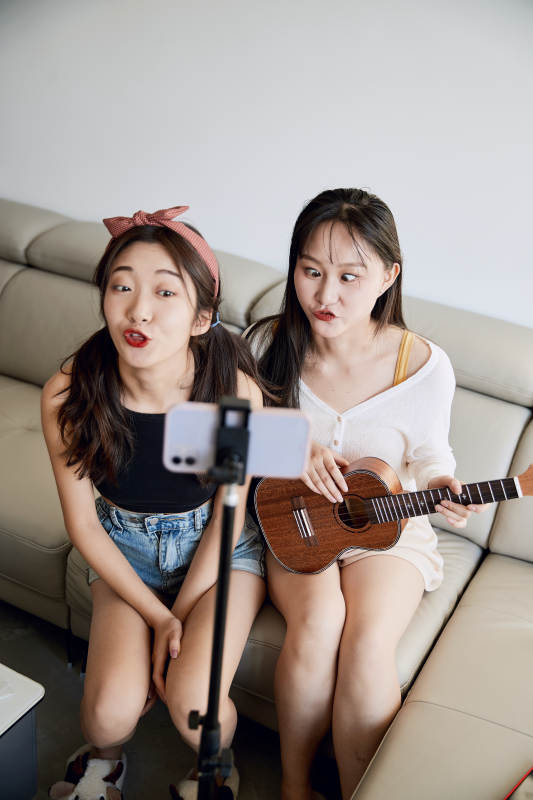 在家做主播直播的亚洲年轻闺蜜少女图片