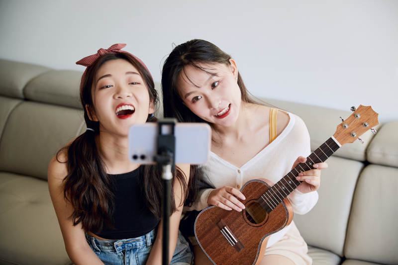 在家做主播直播的亚洲年轻闺蜜少女图片