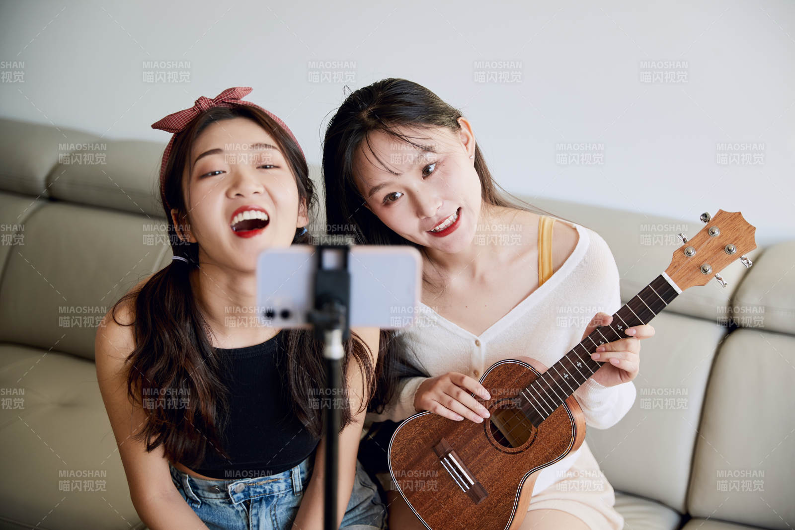 在家做主播直播的亚洲年轻闺蜜少女图片