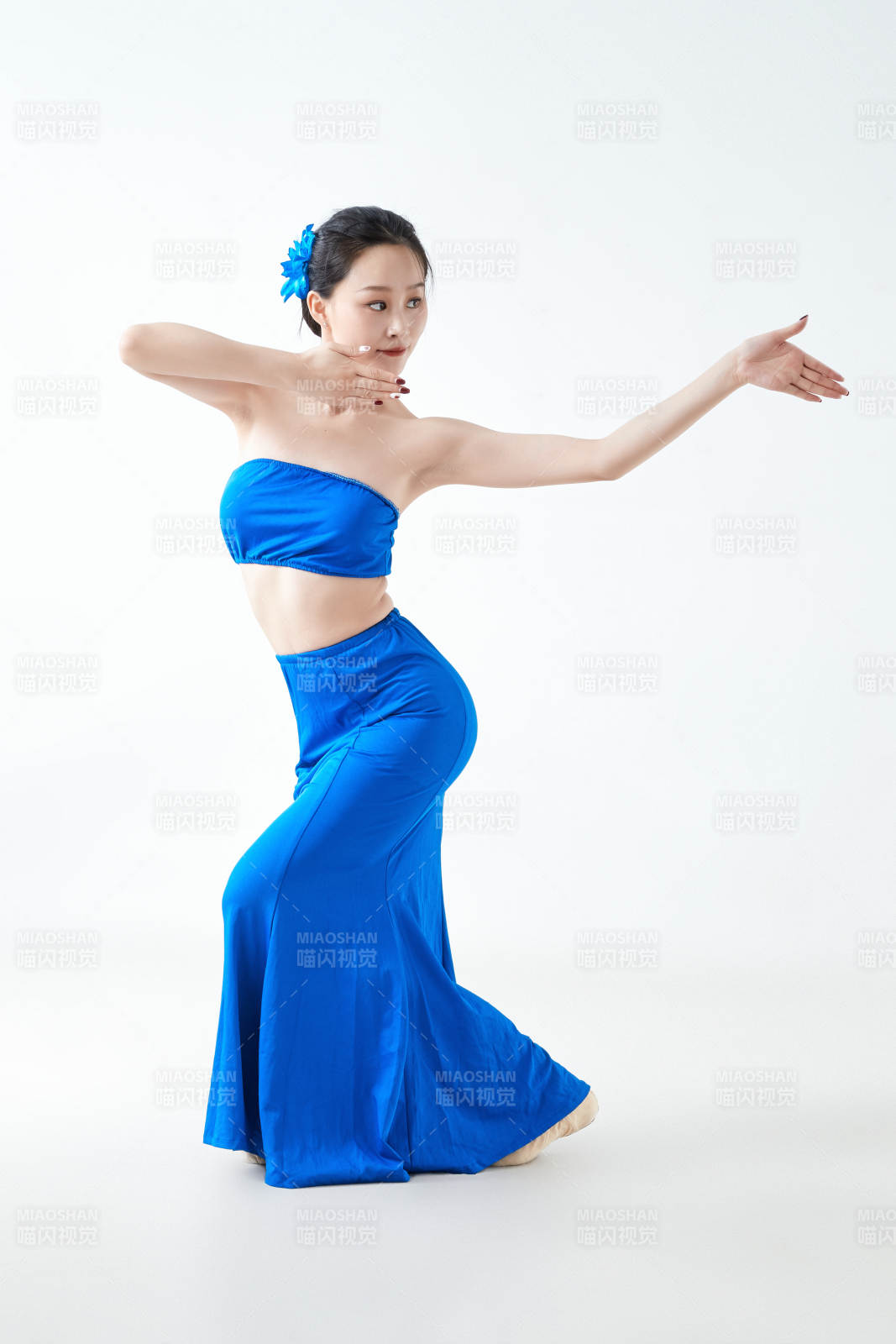 穿着傣族服饰跳孔雀舞的少女图片