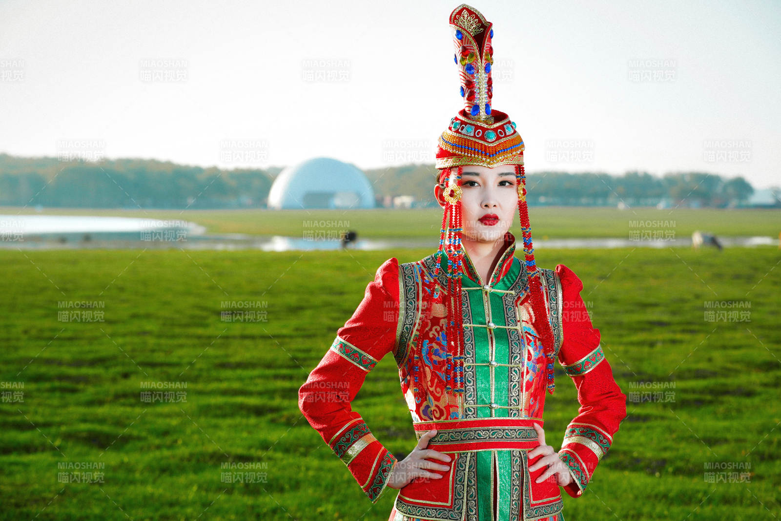 草原上穿着蒙古族传统服饰的亚洲年轻美少女图片