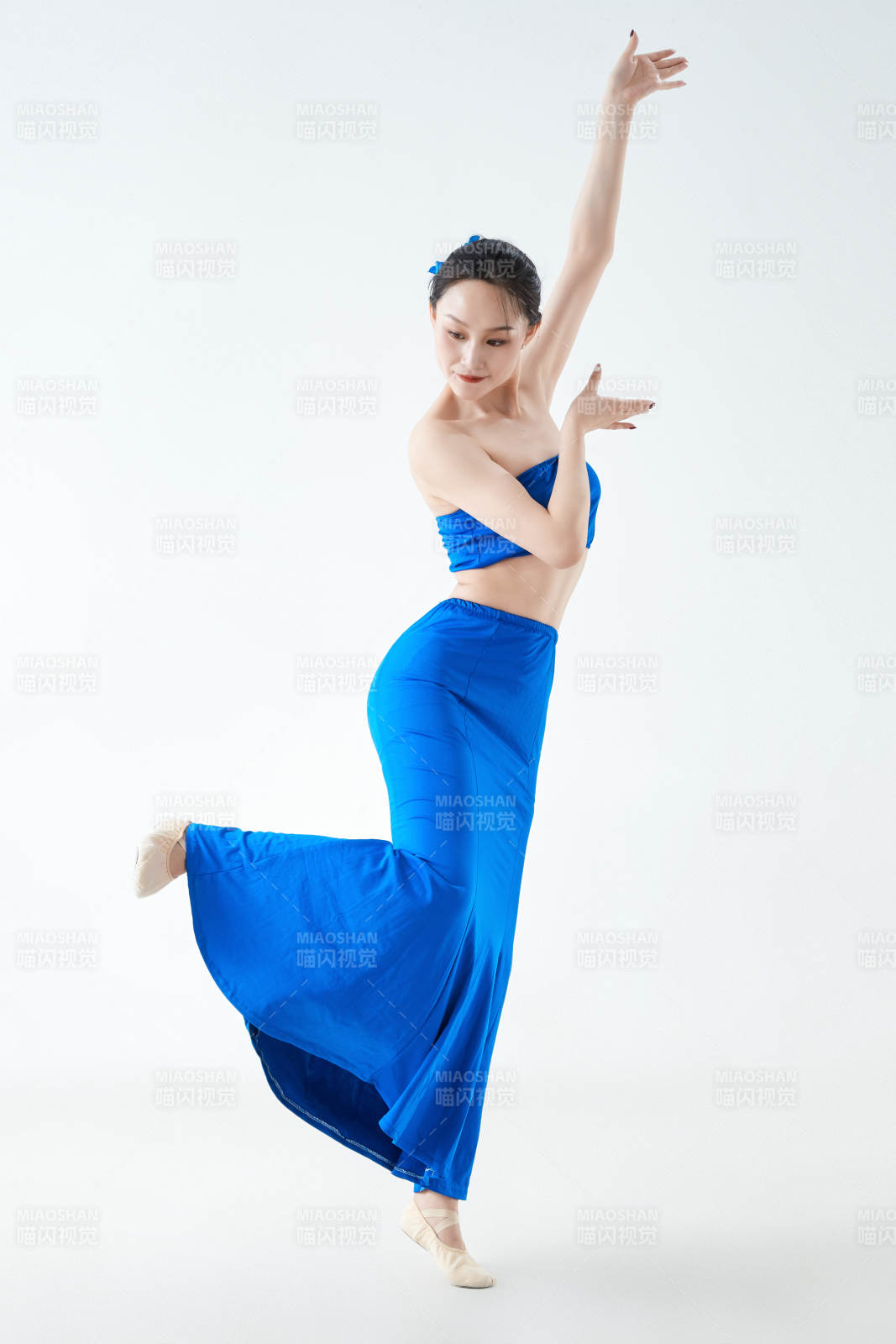 穿着傣族服饰跳孔雀舞的少女图片