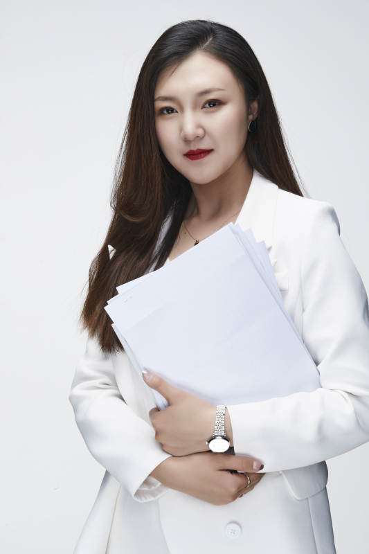 影棚拍摄白色背景亚洲年轻女性商务人像图片