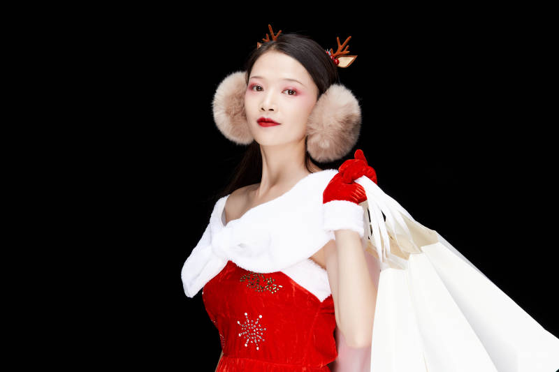 身穿圣诞服饰手提购物袋性感可爱的圣诞女郎图片