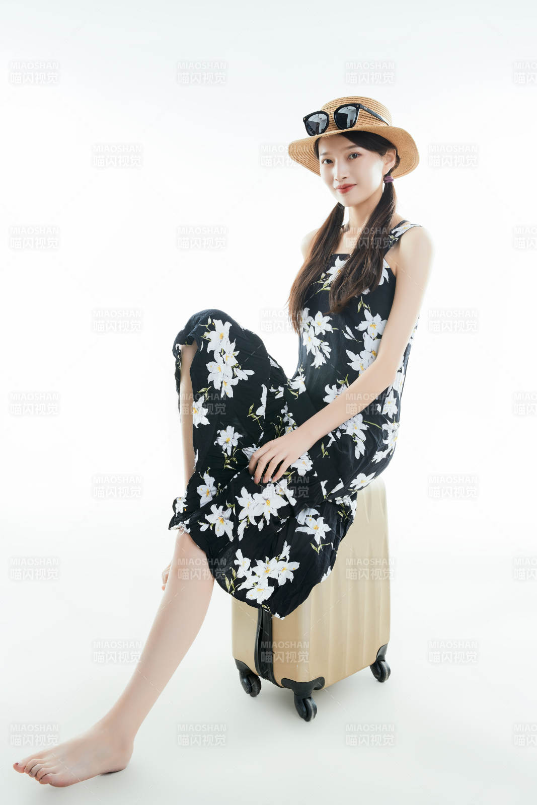 白色背景下准备出发旅行的美丽东方女大学生图片