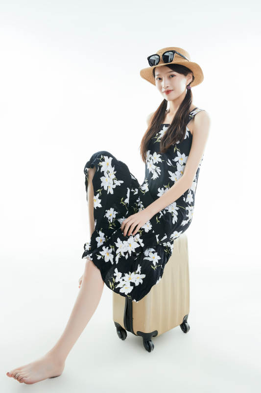 白色背景下准备出发旅行的美丽东方女大学生图片