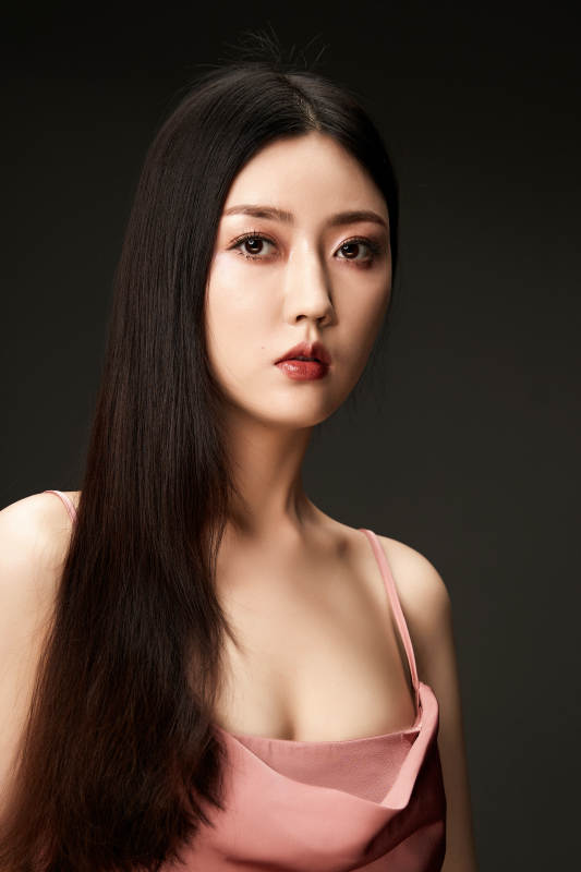 进行美妆化妆的化妆师与模特图片