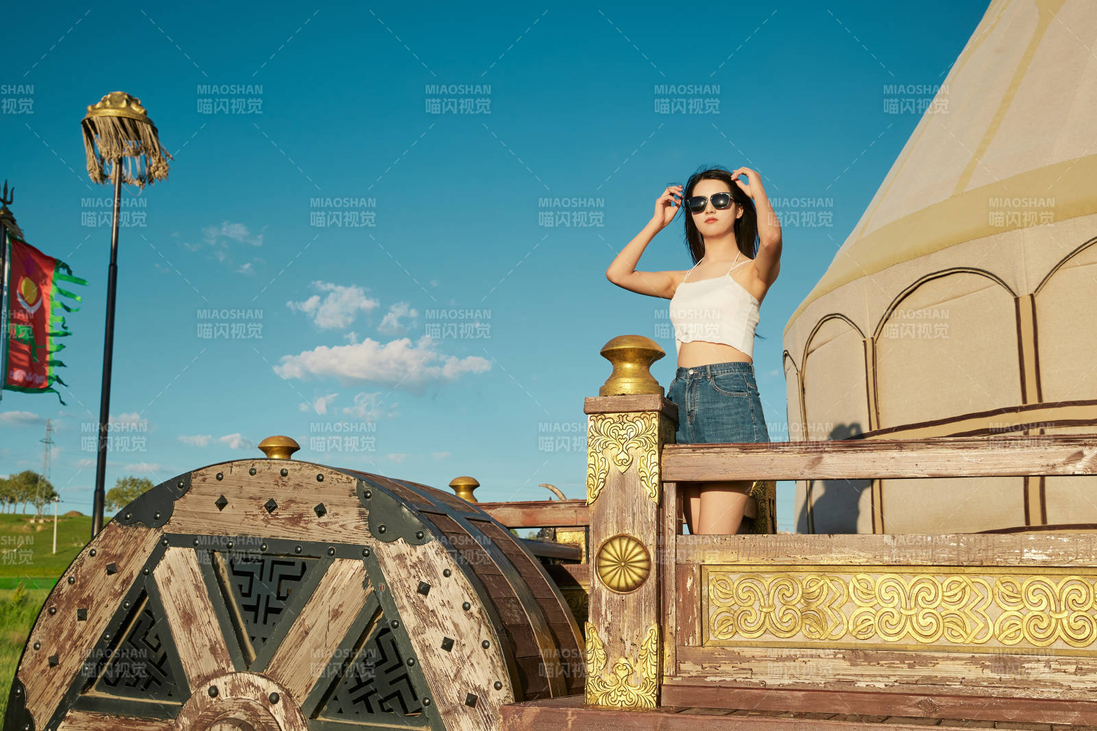 草原湿地公园游玩拍照的亚洲少女图片