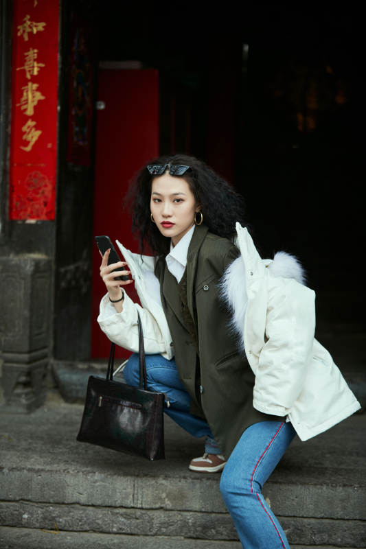 老旧城区里穿着复古港风的美丽清纯少女图片