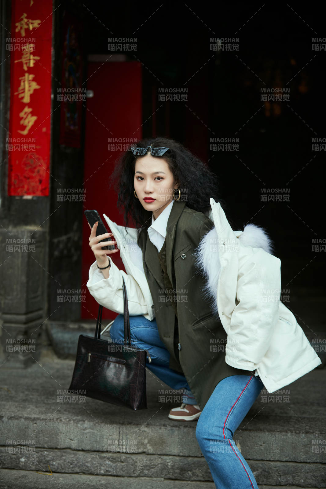 老旧城区里穿着复古港风的美丽清纯少女图片