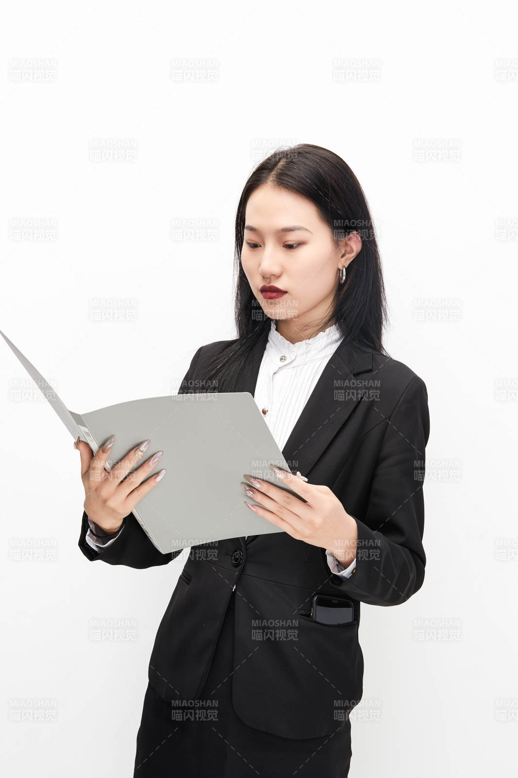 身穿西服拿着文件夹的美丽商务女士图片