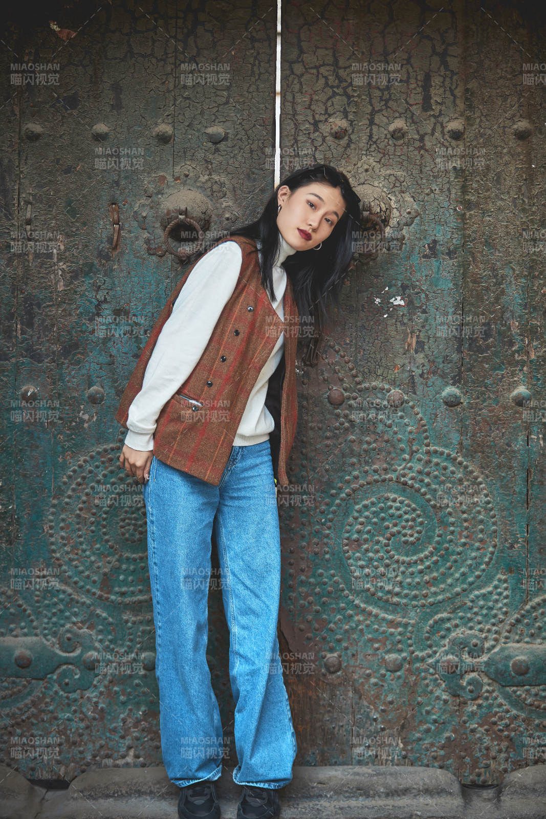 老旧城区里穿着复古港风的美丽清纯少女图片