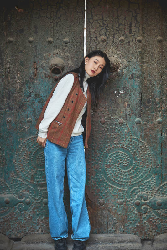 老旧城区里穿着复古港风的美丽清纯少女图片