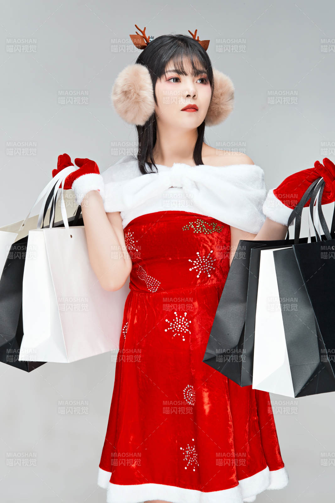 身穿圣诞服饰手提购物袋性感可爱的圣诞女郎图片