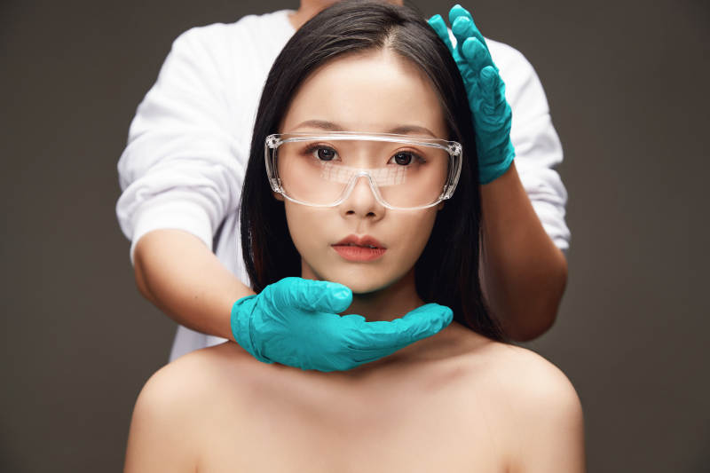 黑色背景里的亚洲美女面部特写医美整容图片