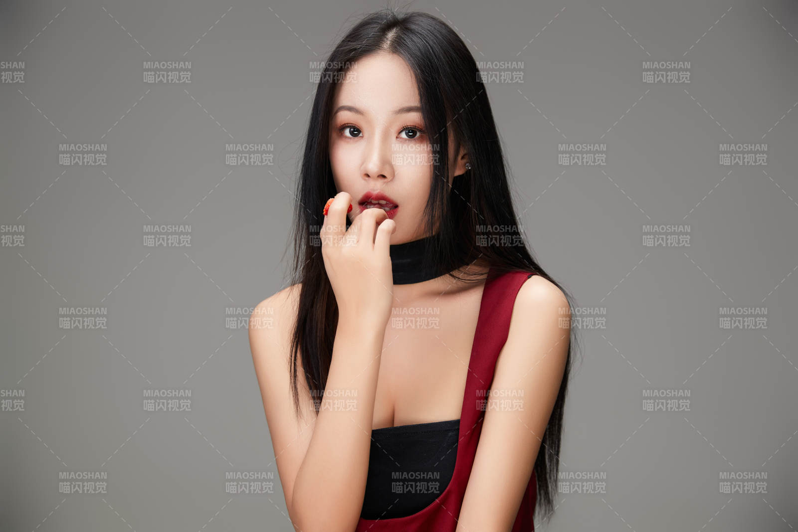 吃水果的亚洲东方长发少女图片