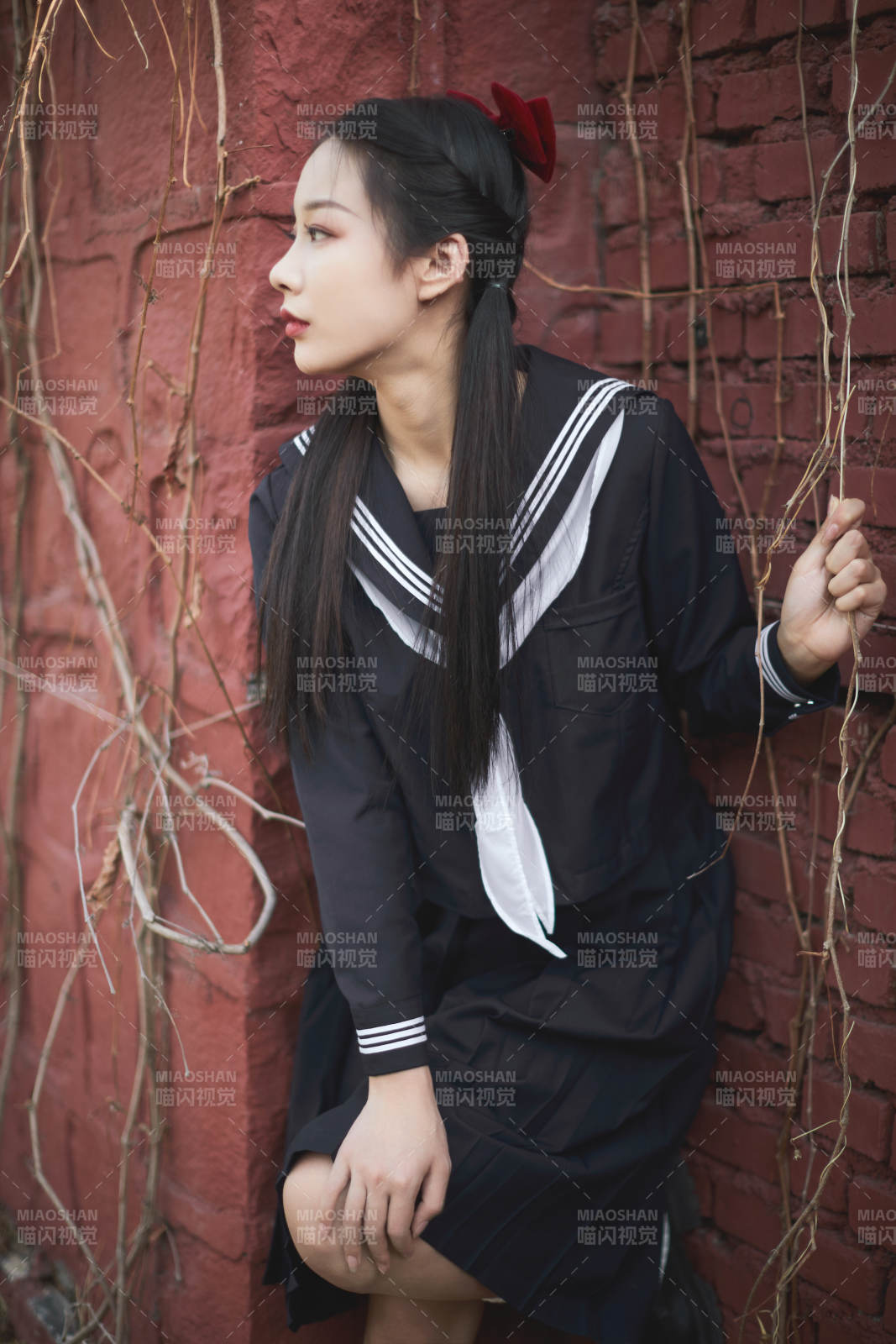 日系户外公园穿jk校服的少女图片