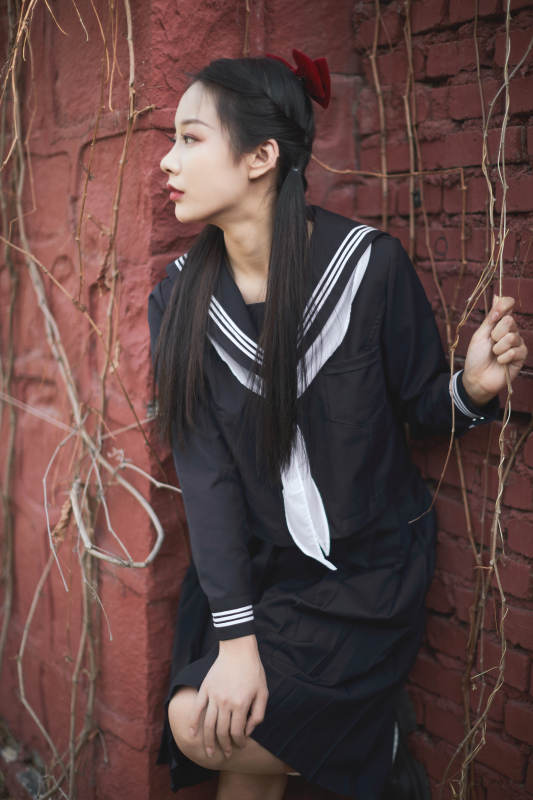 日系户外公园穿jk校服的少女图片