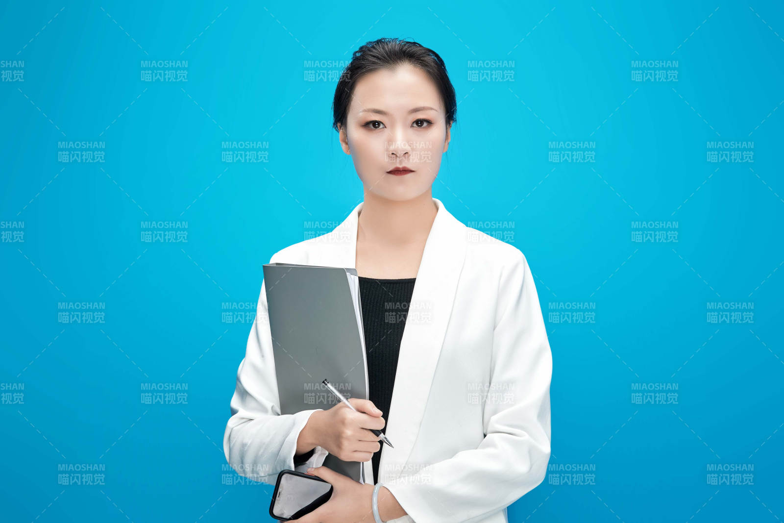 身穿西服拿着手机与文件夹的亚洲商务女士图片